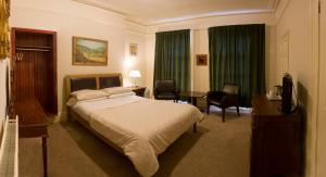 Een bed of bedden in een kamer bij Somerton House Rooms Only