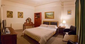 Een bed of bedden in een kamer bij Somerton House Rooms Only