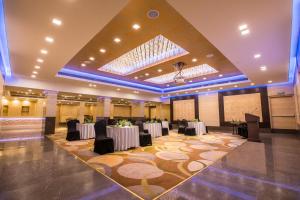 Restaurace v ubytování The Suryaa New Delhi
