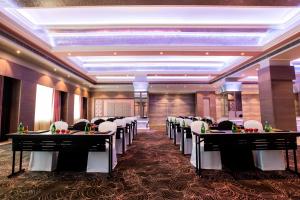 Restaurace v ubytování The Suryaa New Delhi