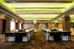 Restaurace v ubytování The Suryaa New Delhi