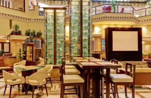 Restaurace v ubytování The Suryaa New Delhi