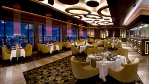 Restaurace v ubytování The Suryaa New Delhi