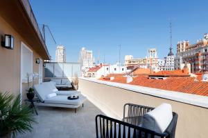 balkon z widokiem na miasto w obiekcie Eurostars Madrid Gran Vía w Madrycie