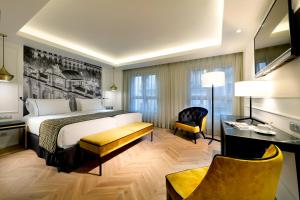 1 dormitorio con cama, escritorio y silla en Eurostars Madrid Gran Vía, en Madrid