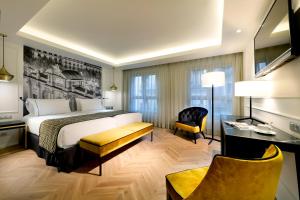 sypialnia z łóżkiem, biurkiem i krzesłem w obiekcie Eurostars Madrid Gran Vía w Madrycie