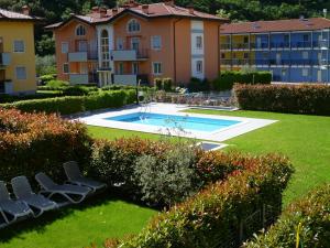 un complejo de apartamentos con un patio con piscina en Ca' Dell' Ora, en Nago-Torbole