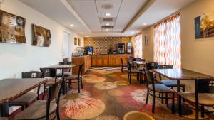 a restaurant with tables and chairs and a kitchen at Best Western of Clewiston in Clewiston