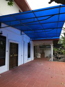 een blauw dak op een gebouw met een patio bij CLASSIC KINABALU VILLA in Kota Kinabalu