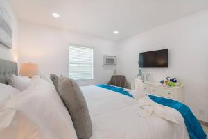 Katil atau katil-katil dalam bilik di Cozy 1 BR w Parking Space 5 Close to the Beach