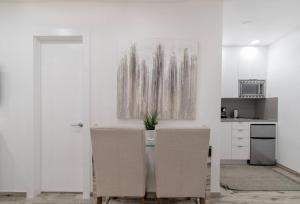 Dapur atau dapur kecil di Cozy 1 BR w Parking Space 5 Close to the Beach