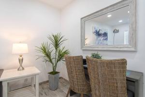 Fotografie z fotogalerie ubytování Lovely 1BR w Parking Space Walk to the Beach 7 v destinaci Hollywood