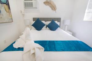 Postel nebo postele na pokoji v ubytování MODERN OCEANSIDE 1 BEDROOM APT UNIQUE & COZY # 8