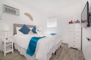 a bedroom with two beds with blue and white sheets at Trendy 1BR w Parking Space Walk to the Beach 8 in Hollywood