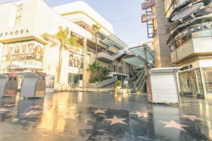 une rue de la ville avec une étoile peinte au sol dans l'établissement Cozy Hollywood Get Away, à Los Angeles