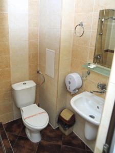 Eos Hotel tesisinde bir banyo