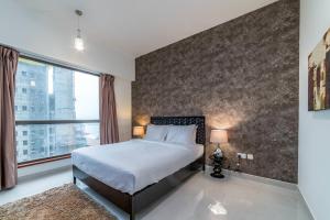 Cama ou camas em um quarto em Icon Casa Living - Sadaf 4 Residence - JBR