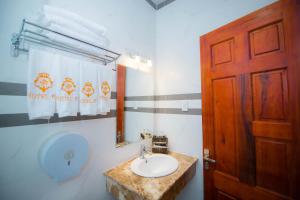 Bilik mandi di Hồng Tùng Hotel