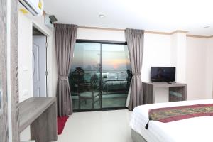TV a/nebo společenská místnost v ubytování Sunlight Hotel