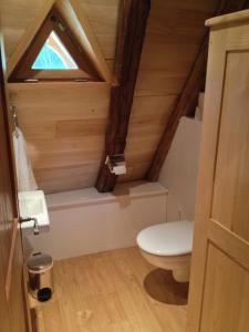 a small bathroom with a toilet and a window at Maison Milou in Beynac-et-Cazenac