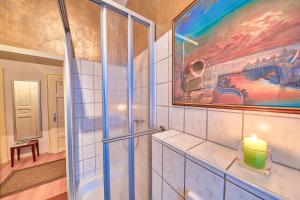 ein Bad mit einer Dusche und einem Wandgemälde in der Unterkunft Ferienwohnung Residenz bis 6 Gäste , Ferienwohnung Dresden bis 4 Gäste, Ferienwohnung Elbflorenz bis 2 Gäste in Dresden