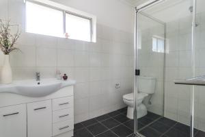 e bagno con servizi igienici, lavandino e doccia. di Stylish North Adelaide Apartments a Adelaide