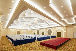 un gran salón de banquetes con mesas y sillas azules y blancas en Guilin Bravo Hotel, en Guilin 36 fotos más