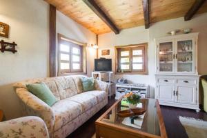 Televízia a/alebo spoločenská miestnosť v ubytovaní Peacefull family cottage