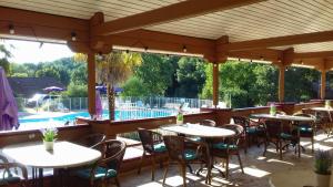 Bazén v ubytování Chalets du Soleil nebo v jeho okolí + 26 fotografií
