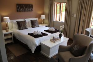 A bed or beds in a room at Blackwaters River Lodge, Knysna