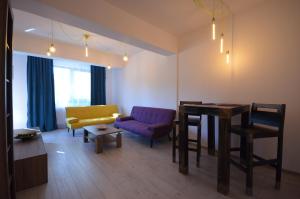 - un salon avec un canapé et une table dans l'établissement Rya Home 1, à Bucarest