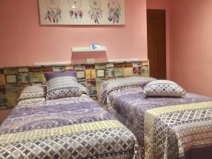 ヒホンにあるMirandoalmarのベッド3台が備わる部屋