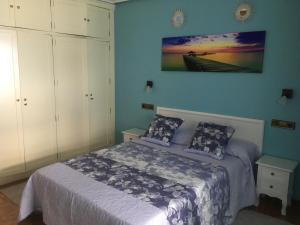 ヒホンにあるMirandoalmarのベッドルーム1室(ベッド1台付)が備わります。壁には絵画が飾られています。