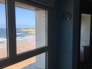 ヒホンにあるMirandoalmarのビーチを望む窓付きの客室です。