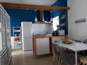uma cozinha com um frigorífico branco e uma mesa em La Tia Vinagre em Vejer de la Frontera