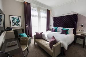 Habitación de hotel con cama y silla en The Ampersand Hotel - Small Luxury Hotels of the World, en Londres