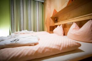 Voodi või voodid majutusasutuse Hotel Gasthof Brüggler toas