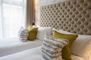 ロンドンにあるThe Ampersand Hotel - Small Luxury Hotels of the Worldのベッドルーム1室(大型ベッド1台、枕付)