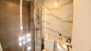 Et badeværelse på Apartamentos Halcón + 14 billeder