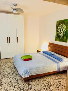 - une chambre avec un lit et une peinture murale dans l'établissement Salento Appartamenti, à Casalabate