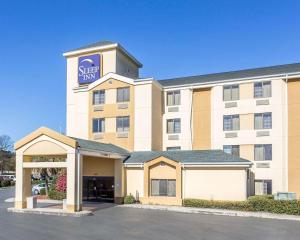 un hotel con un cartel en la parte delantera en Sleep Inn Columbia, en Columbia