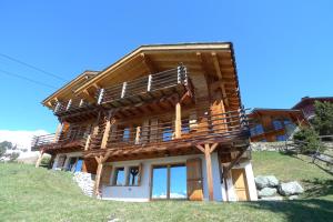 una casa de madera en la cima de una colina en Altiplano 003 en Verbier