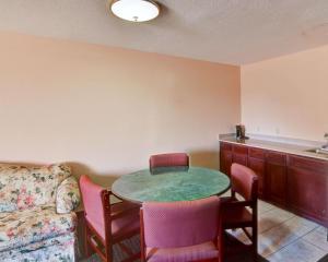 um quarto com uma mesa e cadeiras e um sofá em Quality Inn em Forest Hill