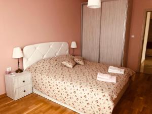 sypialnia z łóżkiem i stolikiem nocnym z 2 lampami w obiekcie Molly's Suite w mieście Sofia
