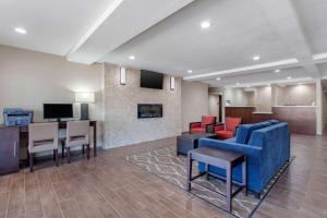 vestíbulo del hotel con sofá azul, sillas y mesa en Comfort Inn & Suites Pinetop Show Low en Pinetop-Lakeside