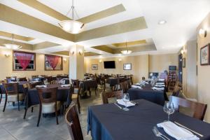 A restaurant or other place to eat at The Oaks Hotel & Suites