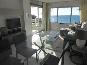 ein Wohnzimmer mit Meerblick in der Unterkunft Montiboli Beachfront Holidays in Villajoyosa