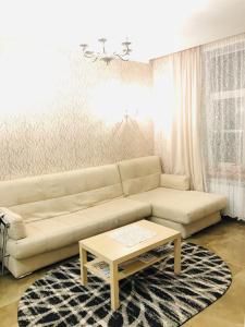 een woonkamer met een bank en een salontafel bij Apartment Kutuzoff Metro Kievskaya in Moskou