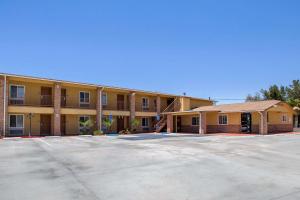 an empty parking lot in front of a building at Rodeway Inn Adelanto US 395 in Adelanto
