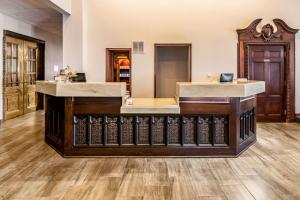 Lobby alebo recepcia v ubytovaní Riverview Inn & Suites, Ascend Hotel Collection